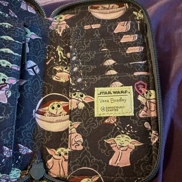 Vera Bradley baby Yoda Grogu phone wallet. - Picture 5 of 6